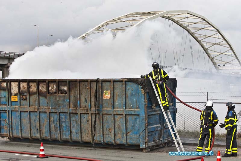 14022602.jpg - FOTOOPDRACHT:Dordrecht:26-02-2014:Op de kerkeplaat brandende van middag een container bak van een vrachtwagen, de chauffeur kon de brandende bak nog van zijn vrachtwagen afzetten om grote schade te voorkomen. De brandweer zetten de weg in zijn geheel af om de brand te kunnen blussen. ook werd er een Schuimblusvoertuig in gezet om de bak me inhoud te kunnen blussen. Deze digitale foto blijft eigendom van FOTOPERSBURO BUSINK. Wij hanteren de voorwaarden van het N.V.F. en N.V.J. Gebruik van deze foto impliceert dat u bekend bent  en akkoord gaat met deze voorwaarden bij publicatie.EB/ETIENNE BUSINK