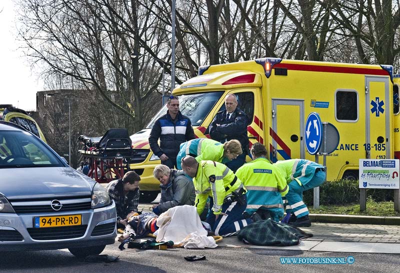 14030203.jpg - FOTOOPDRACHT:Dordrecht:02-03-2014:Op de Zuidendijk is een paard op hol geslagen met een 14 jarige meisje er op. het paard ramt op de rotonde in Sterrenburg een auto, het paard komt met zijn benen vast te zitten onder de auto meisje ligt onder paard en raakt ernstig gewond.Deze digitale foto blijft eigendom van FOTOPERSBURO BUSINK. Wij hanteren de voorwaarden van het N.V.F. en N.V.J. Gebruik van deze foto impliceert dat u bekend bent  en akkoord gaat met deze voorwaarden bij publicatie.EB/ETIENNE BUSINK