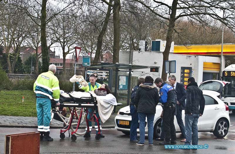 14030302.jpg - FOTOOPDRACHT:Dordrecht:03-03-2014:Bij een aanrijding op de rotonde Halmaheiraplein is een fietser gewond geraakt, door dat ze een auto raakte bij het oprijden van het verkeersplein. het ambulance personeel verzorgde het slachtoffer.Deze digitale foto blijft eigendom van FOTOPERSBURO BUSINK. Wij hanteren de voorwaarden van het N.V.F. en N.V.J. Gebruik van deze foto impliceert dat u bekend bent  en akkoord gaat met deze voorwaarden bij publicatie.EB/ETIENNE BUSINK