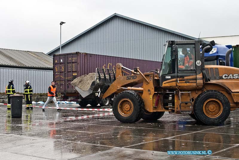 14030305.jpg - FOTOOPDRACHT:Dordrecht:03-03-2014:Op het industrie terrein in de wijk de staart is vanmorgen een vrachtwagen met een lekke dieseltank komen te stattan die voor veel overlast gezorgt. De brandweer damde weg gelopen diesel in met zand.Deze digitale foto blijft eigendom van FOTOPERSBURO BUSINK. Wij hanteren de voorwaarden van het N.V.F. en N.V.J. Gebruik van deze foto impliceert dat u bekend bent  en akkoord gaat met deze voorwaarden bij publicatie.EB/ETIENNE BUSINK