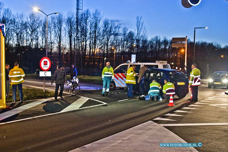 14030306.jpg - FOTOOPDRACHT:Dordrecht:03-03-2014:Bij een aanrijding tussen twee personenauto's op de afrit RWA16 raakte meerdere personen gewond. Er kwamen diverse ambulances ter plaatse om de gewonde ter verzorgen en te vervoeren naar ziekenhuizen. De oprit was tijdelijk gestremd en de politie stelt een onderzoek in naar de toedracht van dit ongeval.Deze digitale foto blijft eigendom van FOTOPERSBURO BUSINK. Wij hanteren de voorwaarden van het N.V.F. en N.V.J. Gebruik van deze foto impliceert dat u bekend bent  en akkoord gaat met deze voorwaarden bij publicatie.EB/ETIENNE BUSINK