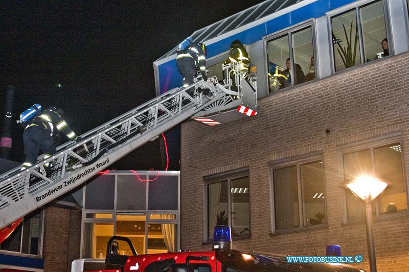 14030307.jpg - FOTOOPDRACHT:H.I.Ambacht:03-03-2014:Middelbrand in gemeentehuis H.I. Ambacht blijkt afscheid brandweer collega.Er ontstond nog al wat opschudding in het dorp omdat er grote rook wolken uit het stadhuis kwamen, dit bleek nadat de piepers van de brandweer (C2000) middelbrand hadden aangeven er diverse brandweervoertuigen ter plaatse kwamen. Veel bewoners dachten dat het om een echt brand ging maar het was een oefening en afscheid.Deze digitale foto blijft eigendom van FOTOPERSBURO BUSINK. Wij hanteren de voorwaarden van het N.V.F. en N.V.J. Gebruik van deze foto impliceert dat u bekend bent  en akkoord gaat met deze voorwaarden bij publicatie.EB/ETIENNE BUSINK