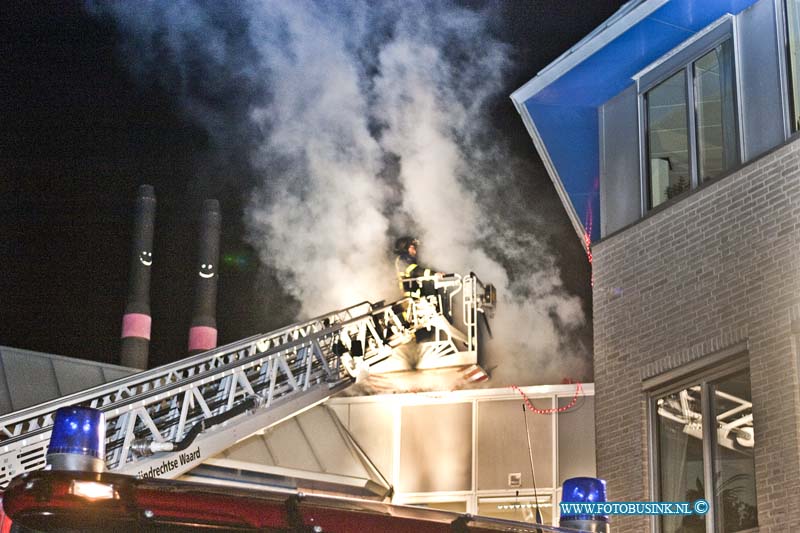 14030308.jpg - FOTOOPDRACHT:H.I.Ambacht:03-03-2014:Middelbrand in gemeentehuis H.I. Ambacht blijkt afscheid brandweer collega.Er ontstond nog al wat opschudding in het dorp omdat er grote rook wolken uit het stadhuis kwamen, dit bleek nadat de piepers van de brandweer (C2000) middelbrand hadden aangeven er diverse brandweervoertuigen ter plaatse kwamen. Veel bewoners dachten dat het om een echt brand ging maar het was een oefening en afscheid.Deze digitale foto blijft eigendom van FOTOPERSBURO BUSINK. Wij hanteren de voorwaarden van het N.V.F. en N.V.J. Gebruik van deze foto impliceert dat u bekend bent  en akkoord gaat met deze voorwaarden bij publicatie.EB/ETIENNE BUSINK