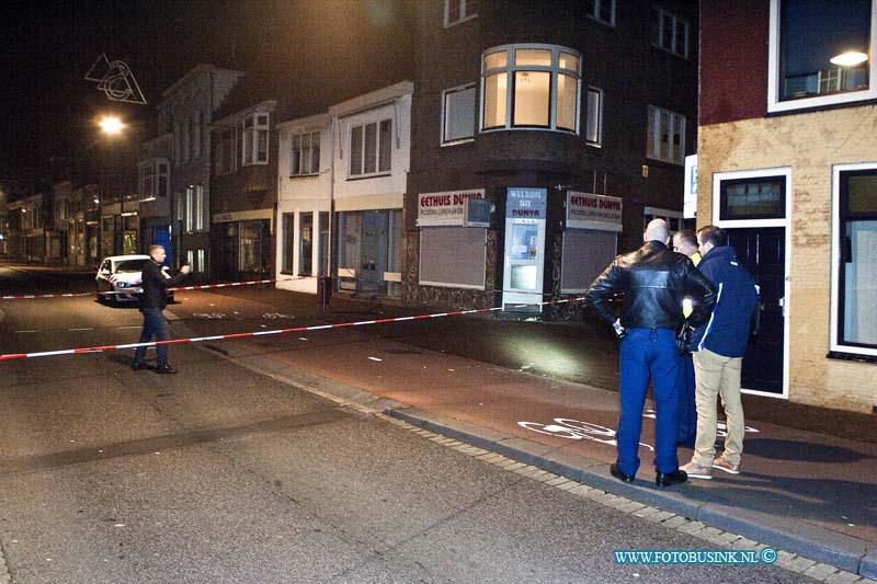 14030501.jpg - FOTOOPDRACHT:Dordrecht:05-03-2014:Op de Spuiweg ter hoogte van NR 45 is vannacht iemand gestoken met een stukglas van een fles. de politie heeft de spuiweg afgezet en stelde een onderzoek in naar dit steek incident.Deze digitale foto blijft eigendom van FOTOPERSBURO BUSINK. Wij hanteren de voorwaarden van het N.V.F. en N.V.J. Gebruik van deze foto impliceert dat u bekend bent  en akkoord gaat met deze voorwaarden bij publicatie.EB/ETIENNE BUSINK