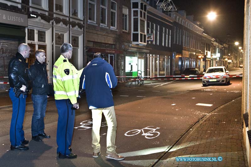 14030502.jpg - FOTOOPDRACHT:Dordrecht:05-03-2014:Op de Spuiweg ter hoogte van NR 45 is vannacht iemand gestoken met een stukglas van een fles. de politie heeft de spuiweg afgezet en stelde een onderzoek in naar dit steek incident.Deze digitale foto blijft eigendom van FOTOPERSBURO BUSINK. Wij hanteren de voorwaarden van het N.V.F. en N.V.J. Gebruik van deze foto impliceert dat u bekend bent  en akkoord gaat met deze voorwaarden bij publicatie.EB/ETIENNE BUSINK