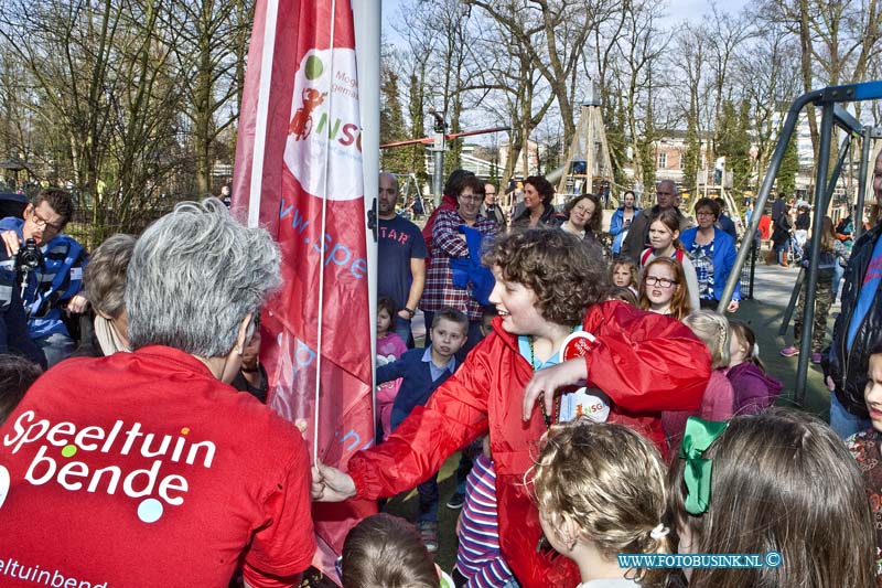 14030803.jpg - FOTOOPDRACHT:Dordrecht:08-03-2014:Opening van de vernieuwde Speeltuin Sevenoaks in het Weizigtpark.vandaag wordt sport- en speelfaciliteiten officieel in gebruik genomen het startsein voor de speeltuinbende in speeltuin Sevenoaks wordt gedaan door wethouder Rinette Reynvaan.Deze digitale foto blijft eigendom van FOTOPERSBURO BUSINK. Wij hanteren de voorwaarden van het N.V.F. en N.V.J. Gebruik van deze foto impliceert dat u bekend bent  en akkoord gaat met deze voorwaarden bij publicatie.EB/ETIENNE BUSINK