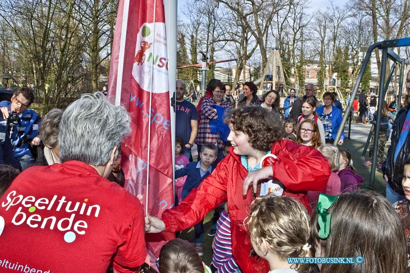 14030803.jpg - FOTOOPDRACHT:Dordrecht:08-03-2014:Opening van de vernieuwde Speeltuin Sevenoaks in het Weizigtpark.vandaag wordt sport- en speelfaciliteiten officieel in gebruik genomen het startsein voor de speeltuinbende in speeltuin Sevenoaks wordt gedaan door wethouder Rinette Reynvaan.Deze digitale foto blijft eigendom van FOTOPERSBURO BUSINK. Wij hanteren de voorwaarden van het N.V.F. en N.V.J. Gebruik van deze foto impliceert dat u bekend bent  en akkoord gaat met deze voorwaarden bij publicatie.EB/ETIENNE BUSINK