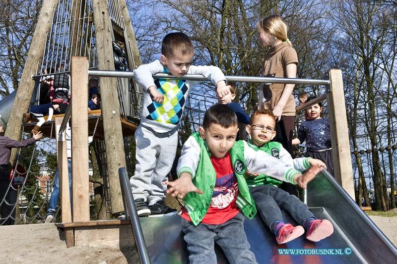 14030805.jpg - FOTOOPDRACHT:Dordrecht:08-03-2014:Opening van de vernieuwde Speeltuin Sevenoaks in het Weizigtpark.vandaag wordt sport- en speelfaciliteiten officieel in gebruik genomen het startsein voor de speeltuinbende in speeltuin Sevenoaks wordt gedaan door wethouder Rinette Reynvaan.Deze digitale foto blijft eigendom van FOTOPERSBURO BUSINK. Wij hanteren de voorwaarden van het N.V.F. en N.V.J. Gebruik van deze foto impliceert dat u bekend bent  en akkoord gaat met deze voorwaarden bij publicatie.EB/ETIENNE BUSINK