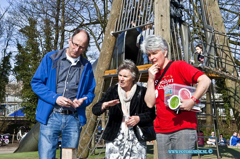 14030806.jpg - FOTOOPDRACHT:Dordrecht:08-03-2014:Opening van de vernieuwde Speeltuin Sevenoaks in het Weizigtpark.vandaag wordt sport- en speelfaciliteiten officieel in gebruik genomen het startsein voor de speeltuinbende in speeltuin Sevenoaks wordt gedaan door wethouder Rinette Reynvaan.Deze digitale foto blijft eigendom van FOTOPERSBURO BUSINK. Wij hanteren de voorwaarden van het N.V.F. en N.V.J. Gebruik van deze foto impliceert dat u bekend bent  en akkoord gaat met deze voorwaarden bij publicatie.EB/ETIENNE BUSINK