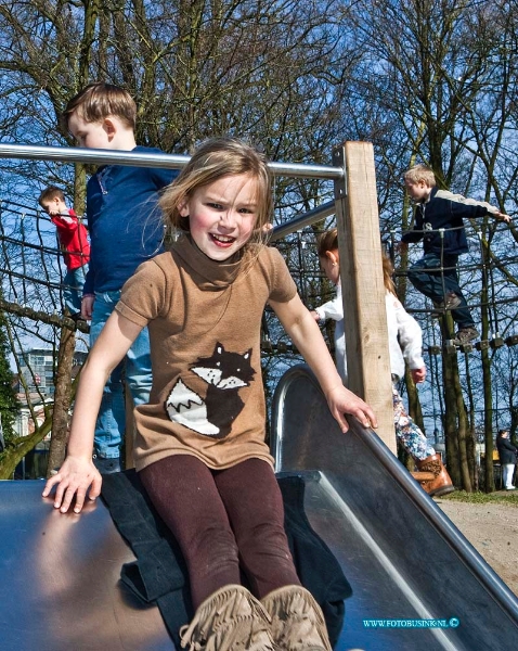 14030808.jpg - FOTOOPDRACHT:Dordrecht:08-03-2014:Opening van de vernieuwde Speeltuin Sevenoaks in het Weizigtpark.vandaag wordt sport- en speelfaciliteiten officieel in gebruik genomen het startsein voor de speeltuinbende in speeltuin Sevenoaks wordt gedaan door wethouder Rinette Reynvaan.Deze digitale foto blijft eigendom van FOTOPERSBURO BUSINK. Wij hanteren de voorwaarden van het N.V.F. en N.V.J. Gebruik van deze foto impliceert dat u bekend bent  en akkoord gaat met deze voorwaarden bij publicatie.EB/ETIENNE BUSINK