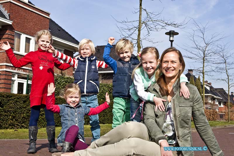 14030809.jpg - FOTOOPDRACHT:Dordrecht:08-03-2014:Sascha Murk en haar kinderen in de wijk de Hoven in hun straat en in de speeltuin en bij bruggetjes.Deze digitale foto blijft eigendom van FOTOPERSBURO BUSINK. Wij hanteren de voorwaarden van het N.V.F. en N.V.J. Gebruik van deze foto impliceert dat u bekend bent  en akkoord gaat met deze voorwaarden bij publicatie.EB/ETIENNE BUSINK