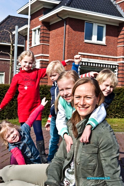 14030810.jpg - FOTOOPDRACHT:Dordrecht:08-03-2014:Sascha Murk en haar kinderen in de wijk de Hoven in hun straat en in de speeltuin en bij bruggetjes.Deze digitale foto blijft eigendom van FOTOPERSBURO BUSINK. Wij hanteren de voorwaarden van het N.V.F. en N.V.J. Gebruik van deze foto impliceert dat u bekend bent  en akkoord gaat met deze voorwaarden bij publicatie.EB/ETIENNE BUSINK