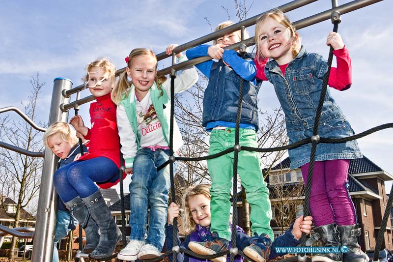 14030813.jpg - FOTOOPDRACHT:Dordrecht:08-03-2014:Sascha Murk en haar kinderen in de wijk de Hoven in hun straat en in de speeltuin en bij bruggetjes.Deze digitale foto blijft eigendom van FOTOPERSBURO BUSINK. Wij hanteren de voorwaarden van het N.V.F. en N.V.J. Gebruik van deze foto impliceert dat u bekend bent  en akkoord gaat met deze voorwaarden bij publicatie.EB/ETIENNE BUSINK