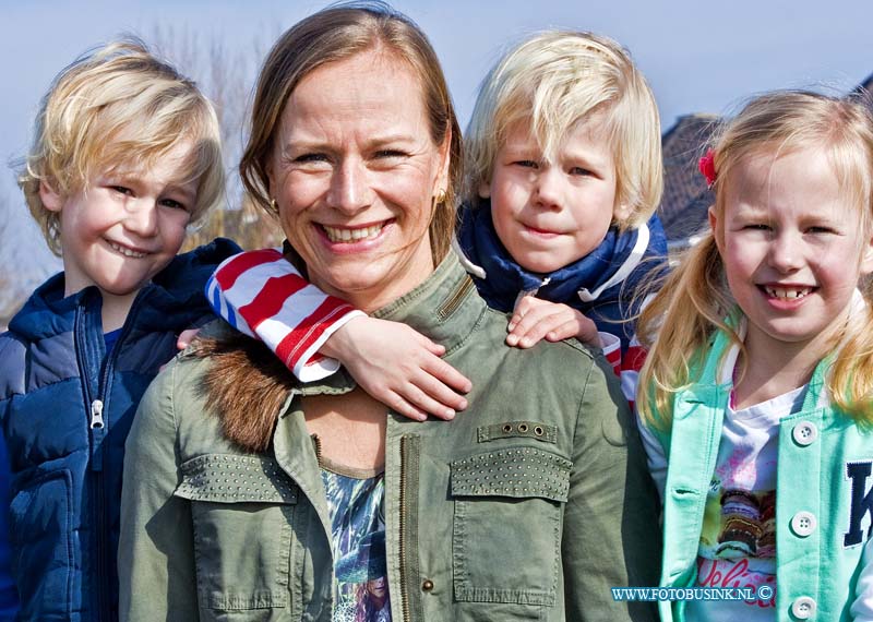 14030816.jpg - FOTOOPDRACHT:Dordrecht:08-03-2014:Sascha Murk en haar kinderen in de wijk de Hoven in hun straat en in de speeltuin en bij bruggetjes.Deze digitale foto blijft eigendom van FOTOPERSBURO BUSINK. Wij hanteren de voorwaarden van het N.V.F. en N.V.J. Gebruik van deze foto impliceert dat u bekend bent  en akkoord gaat met deze voorwaarden bij publicatie.EB/ETIENNE BUSINK