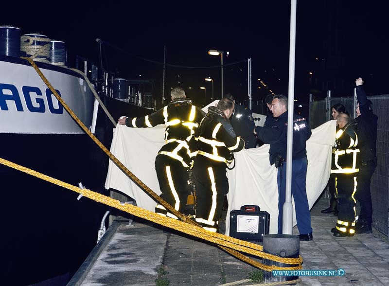 14030817.jpg - FOTOOPDRACHT:Zwijndrecht:08-03-2014:Aan de Maasboulevard is een persoon te water geraakt, 2 omstanders wisten de persoon uit het water te krijgen, de ambulancediest bracht de te water geraakte persoon naar het ziekenhuis. De brandweer en hun duikers die waren gealarmeerd hoefde niet in actie te komen. De politie onderzoekt het ongeval.Deze digitale foto blijft eigendom van FOTOPERSBURO BUSINK. Wij hanteren de voorwaarden van het N.V.F. en N.V.J. Gebruik van deze foto impliceert dat u bekend bent  en akkoord gaat met deze voorwaarden bij publicatie.EB/ETIENNE BUSINK