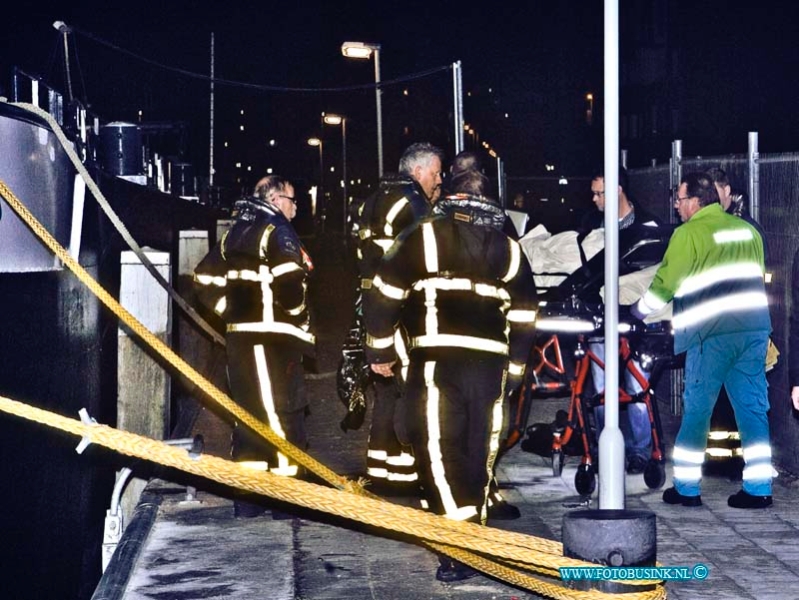 14030818.jpg - FOTOOPDRACHT:Zwijndrecht:08-03-2014:Aan de Maasboulevard is een persoon te water geraakt, 2 omstanders wisten de persoon uit het water te krijgen, de ambulancediest bracht de te water geraakte persoon naar het ziekenhuis. De brandweer en hun duikers die waren gealarmeerd hoefde niet in actie te komen. De politie onderzoekt het ongeval.Deze digitale foto blijft eigendom van FOTOPERSBURO BUSINK. Wij hanteren de voorwaarden van het N.V.F. en N.V.J. Gebruik van deze foto impliceert dat u bekend bent  en akkoord gaat met deze voorwaarden bij publicatie.EB/ETIENNE BUSINK