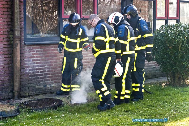 14030902.jpg - FOTOOPDRACHT:Dordrecht:09-03-2014:Bij een brandstichting net voor het bedrijfsverzamelgebouw voor creatieve starters aan de Eulerlaan 49/51 ontstond flinke rook ontwikkeling, maar de schade beleef beperkt door snel optreden van de brandweer, de riolering raakt wel zwaar beschadig.Deze digitale foto blijft eigendom van FOTOPERSBURO BUSINK. Wij hanteren de voorwaarden van het N.V.F. en N.V.J. Gebruik van deze foto impliceert dat u bekend bent  en akkoord gaat met deze voorwaarden bij publicatie.EB/ETIENNE BUSINK