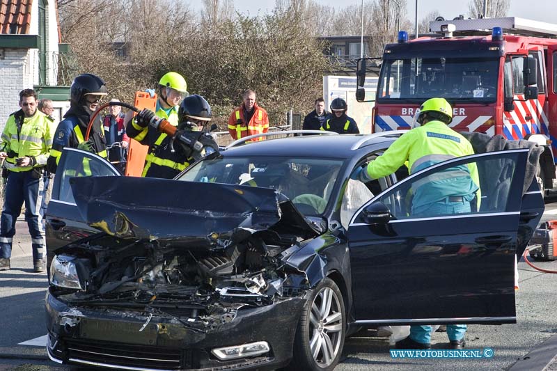 14031001.jpg - FOTOOPDRACHT:Dordrecht:10-03-2014:Bij een aanrijding op de kruising Wieldrechtseweg en de Kilkade, raakt een personen auto zwaar beschadigd en de bestuurder raakte bekneld en heeft mogelijk zwaar nek letsel. De vrachtwagen die voor het stoplicht stond te wachten raakte licht beschadigd. Het dak van de personenwagen werd door de brandweer open geknip, zodat het slachtoffer er met een wervelplank uit gehaald kon worden. De weg was enkelen uren gestremd, het verkeer werd omgeleid.Deze digitale foto blijft eigendom van FOTOPERSBURO BUSINK. Wij hanteren de voorwaarden van het N.V.F. en N.V.J. Gebruik van deze foto impliceert dat u bekend bent  en akkoord gaat met deze voorwaarden bij publicatie.EB/ETIENNE BUSINK