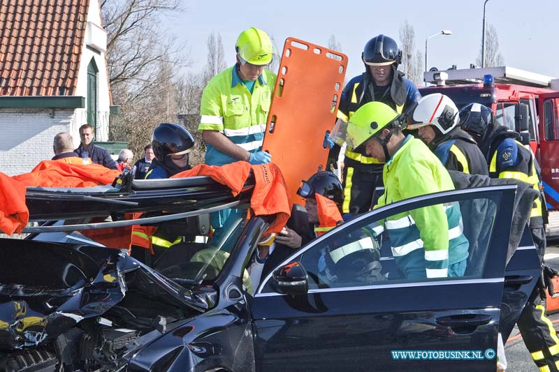 14031004.jpg - FOTOOPDRACHT:Dordrecht:10-03-2014:Bij een aanrijding op de kruising Wieldrechtseweg en de Kilkade, raakt een personen auto zwaar beschadigd en de bestuurder raakte bekneld en heeft mogelijk zwaar nek letsel. De vrachtwagen die voor het stoplicht stond te wachten raakte licht beschadigd. Het dak van de personenwagen werd door de brandweer open geknip, zodat het slachtoffer er met een wervelplank uit gehaald kon worden. De weg was enkelen uren gestremd, het verkeer werd omgeleid.Deze digitale foto blijft eigendom van FOTOPERSBURO BUSINK. Wij hanteren de voorwaarden van het N.V.F. en N.V.J. Gebruik van deze foto impliceert dat u bekend bent  en akkoord gaat met deze voorwaarden bij publicatie.EB/ETIENNE BUSINK