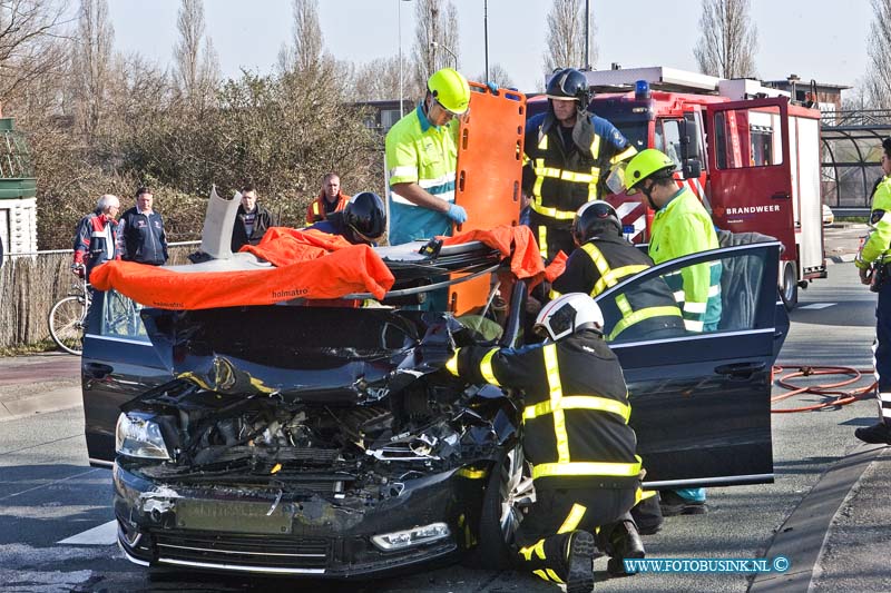 14031005.jpg - FOTOOPDRACHT:Dordrecht:10-03-2014:Bij een aanrijding op de kruising Wieldrechtseweg en de Kilkade, raakt een personen auto zwaar beschadigd en de bestuurder raakte bekneld en heeft mogelijk zwaar nek letsel. De vrachtwagen die voor het stoplicht stond te wachten raakte licht beschadigd. Het dak van de personenwagen werd door de brandweer open geknip, zodat het slachtoffer er met een wervelplank uit gehaald kon worden. De weg was enkelen uren gestremd, het verkeer werd omgeleid.Deze digitale foto blijft eigendom van FOTOPERSBURO BUSINK. Wij hanteren de voorwaarden van het N.V.F. en N.V.J. Gebruik van deze foto impliceert dat u bekend bent  en akkoord gaat met deze voorwaarden bij publicatie.EB/ETIENNE BUSINK