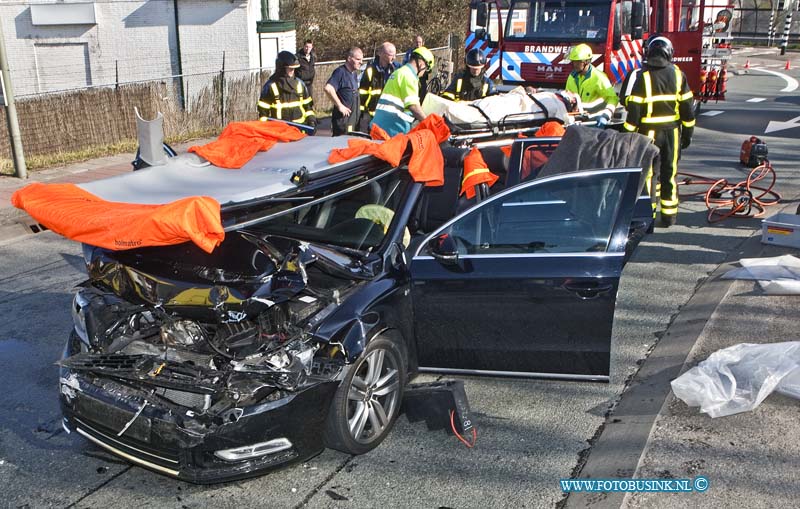 14031006.jpg - FOTOOPDRACHT:Dordrecht:10-03-2014:Bij een aanrijding op de kruising Wieldrechtseweg en de Kilkade, raakt een personen auto zwaar beschadigd en de bestuurder raakte bekneld en heeft mogelijk zwaar nek letsel. De vrachtwagen die voor het stoplicht stond te wachten raakte licht beschadigd. Het dak van de personenwagen werd door de brandweer open geknip, zodat het slachtoffer er met een wervelplank uit gehaald kon worden. De weg was enkelen uren gestremd, het verkeer werd omgeleid.Deze digitale foto blijft eigendom van FOTOPERSBURO BUSINK. Wij hanteren de voorwaarden van het N.V.F. en N.V.J. Gebruik van deze foto impliceert dat u bekend bent  en akkoord gaat met deze voorwaarden bij publicatie.EB/ETIENNE BUSINK