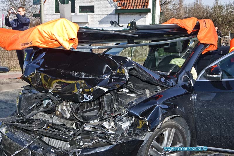 14031007.jpg - FOTOOPDRACHT:Dordrecht:10-03-2014:Bij een aanrijding op de kruising Wieldrechtseweg en de Kilkade, raakt een personen auto zwaar beschadigd en de bestuurder raakte bekneld en heeft mogelijk zwaar nek letsel. De vrachtwagen die voor het stoplicht stond te wachten raakte licht beschadigd. Het dak van de personenwagen werd door de brandweer open geknip, zodat het slachtoffer er met een wervelplank uit gehaald kon worden. De weg was enkelen uren gestremd, het verkeer werd omgeleid.Deze digitale foto blijft eigendom van FOTOPERSBURO BUSINK. Wij hanteren de voorwaarden van het N.V.F. en N.V.J. Gebruik van deze foto impliceert dat u bekend bent  en akkoord gaat met deze voorwaarden bij publicatie.EB/ETIENNE BUSINK