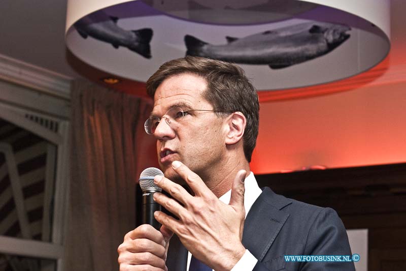 14031102.jpg - FOTOOPDRACHT:Dordrecht:11-03-2014:Grand Café Crimpert Salm Mark Rutte VVD voorman en minister-president in gesprek met Inwoners van de Drechtsteden. Gemeente verkiezingen.Deze digitale foto blijft eigendom van FOTOPERSBURO BUSINK. Wij hanteren de voorwaarden van het N.V.F. en N.V.J. Gebruik van deze foto impliceert dat u bekend bent  en akkoord gaat met deze voorwaarden bij publicatie.EB/ETIENNE BUSINK