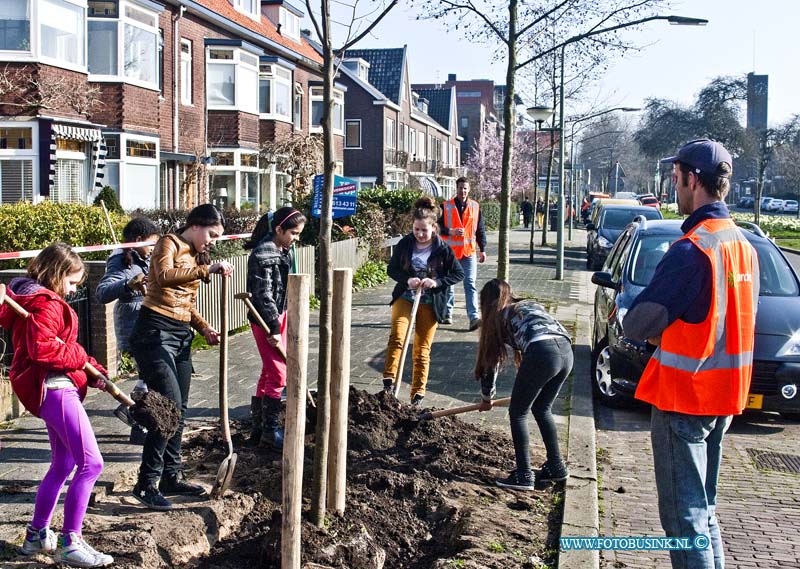 14031201.jpg - FOTOOPDRACHT:Dordrecht:12-03-2014:Dordrecht doet ook dit jaar mee aan de landelijke boomfeestdag. verschillende leerlingen van groep 6 en 7 van basisschool Pius 10 planten nieuwe bomen aan de Frans Lebretlaan in Oud-Krispijn. Het thema is dit jaar "kiezen voor bomen'. Wethouder Rinette Reynvaan helpt de leerlingen mee met het planten van de eerste boom.Deze digitale foto blijft eigendom van FOTOPERSBURO BUSINK. Wij hanteren de voorwaarden van het N.V.F. en N.V.J. Gebruik van deze foto impliceert dat u bekend bent  en akkoord gaat met deze voorwaarden bij publicatie.EB/ETIENNE BUSINK