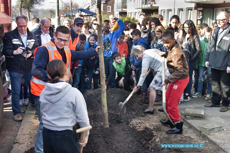 14031202.jpg - FOTOOPDRACHT:Dordrecht:12-03-2014:Dordrecht doet ook dit jaar mee aan de landelijke boomfeestdag. verschillende leerlingen van groep 6 en 7 van basisschool Pius 10 planten nieuwe bomen aan de Frans Lebretlaan in Oud-Krispijn. Het thema is dit jaar "kiezen voor bomen'. Wethouder Rinette Reynvaan helpt de leerlingen mee met het planten van de eerste boom.Deze digitale foto blijft eigendom van FOTOPERSBURO BUSINK. Wij hanteren de voorwaarden van het N.V.F. en N.V.J. Gebruik van deze foto impliceert dat u bekend bent  en akkoord gaat met deze voorwaarden bij publicatie.EB/ETIENNE BUSINK