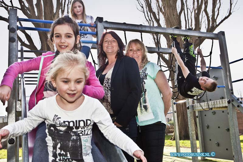 14031207.jpg - FOTOOPDRACHT:Dordrecht:12-03-2014:Paasspeciaal Miranda Koenderman en haar zusje en hun kinderen Wielwijk speeltuin Kortenaerstraat.Deze digitale foto blijft eigendom van FOTOPERSBURO BUSINK. Wij hanteren de voorwaarden van het N.V.F. en N.V.J. Gebruik van deze foto impliceert dat u bekend bent  en akkoord gaat met deze voorwaarden bij publicatie.EB/ETIENNE BUSINK