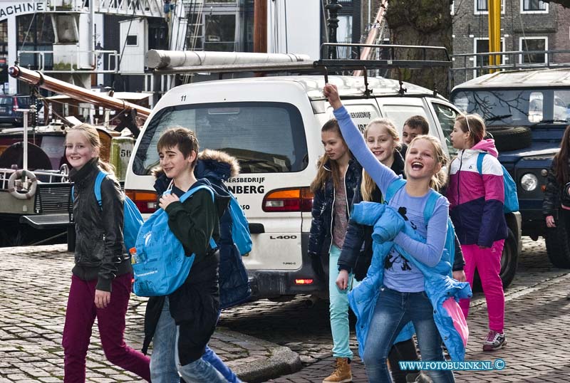 14031904.jpg - FOTOOPDRACHT:Dordrecht:19-03-2014:wandelen voor water 500 leerlingen uit groep 7 en 8 van basisscholen uit de Drechtsteden wandelen woensdag 19 maart voor water. Zij lopen 6 kilometer met 6 liter water om aandacht voor te vragen voor schoon water wereldwijd. Het geld dat de leerlingen met deze sponsortocht ophalen, gaat naar projecten van Simavi in Oeganda en Kenia. Wethouder Wagemakers (Duurzaamheid) geeft samen met Dordtse waterpartners Evides, Duurzaamheidscentrum Weizigt en Waterschappen Hollandse Delta en Rivierenland het startschot. Uit Dordrecht doen de scholen Muhring, Dr. H. Bavinckschool, OBS Mondriaan en De Fontein mee. Het evenement start om 9.15 uur bij Duurzaamheidscentrum Weizigt, Van Baerleplantsoen 30.Deze digitale foto blijft eigendom van FOTOPERSBURO BUSINK. Wij hanteren de voorwaarden van het N.V.F. en N.V.J. Gebruik van deze foto impliceert dat u bekend bent  en akkoord gaat met deze voorwaarden bij publicatie.EB/ETIENNE BUSINK