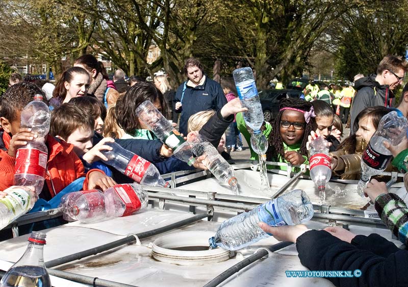 14031905.jpg - FOTOOPDRACHT:Dordrecht:19-03-2014:wandelen voor water 500 leerlingen uit groep 7 en 8 van basisscholen uit de Drechtsteden wandelen woensdag 19 maart voor water. Zij lopen 6 kilometer met 6 liter water om aandacht voor te vragen voor schoon water wereldwijd. Het geld dat de leerlingen met deze sponsortocht ophalen, gaat naar projecten van Simavi in Oeganda en Kenia. Wethouder Wagemakers (Duurzaamheid) geeft samen met Dordtse waterpartners Evides, Duurzaamheidscentrum Weizigt en Waterschappen Hollandse Delta en Rivierenland het startschot. Uit Dordrecht doen de scholen Muhring, Dr. H. Bavinckschool, OBS Mondriaan en De Fontein mee. Het evenement start om 9.15 uur bij Duurzaamheidscentrum Weizigt, Van Baerleplantsoen 30.Deze digitale foto blijft eigendom van FOTOPERSBURO BUSINK. Wij hanteren de voorwaarden van het N.V.F. en N.V.J. Gebruik van deze foto impliceert dat u bekend bent  en akkoord gaat met deze voorwaarden bij publicatie.EB/ETIENNE BUSINK