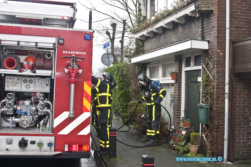 14032301.jpg - FOTOOPDRACHT:Sliedrecht:23-03-2014:Aan  A.W. de landgraafstraat was een korte binnenbrand in een woning, de brandweer kon de brand snel blussen.Deze digitale foto blijft eigendom van FOTOPERSBURO BUSINK. Wij hanteren de voorwaarden van het N.V.F. en N.V.J. Gebruik van deze foto impliceert dat u bekend bent  en akkoord gaat met deze voorwaarden bij publicatie.EB/ETIENNE BUSINK