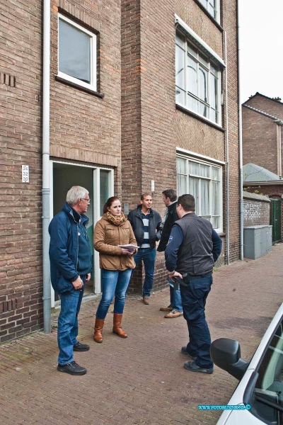 140326003.jpg - FOTOOPDRACHT:Dordrecht:26-03-2014:In een woning aan de Torenstraat is een stoffelijk overschot aangetroffen de politie en Forensisch Artsen Rotterdam Rijnmond heeft een uitgebreid onderzoek in gesteld naar de toedracht van het overlijden van het persoon.Deze digitale foto blijft eigendom van FOTOPERSBURO BUSINK. Wij hanteren de voorwaarden van het N.V.F. en N.V.J. Gebruik van deze foto impliceert dat u bekend bent  en akkoord gaat met deze voorwaarden bij publicatie.EB/ETIENNE BUSINK