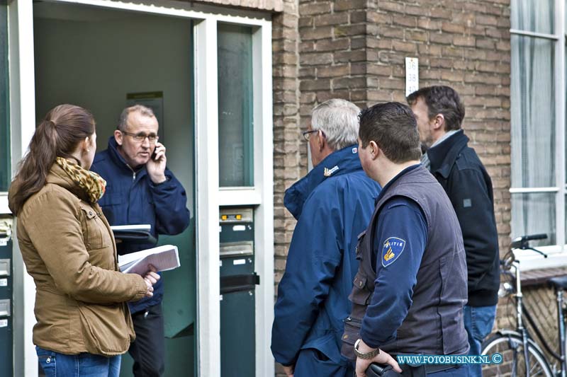 14032601.jpg - FOTOOPDRACHT:Dordrecht:26-03-2014:In een woning aan de Torenstraat is een stoffelijk overschot aangetroffen de politie en Forensisch Artsen Rotterdam Rijnmond heeft een uitgebreid onderzoek in gesteld naar de toedracht van het overlijden van het persoon.Deze digitale foto blijft eigendom van FOTOPERSBURO BUSINK. Wij hanteren de voorwaarden van het N.V.F. en N.V.J. Gebruik van deze foto impliceert dat u bekend bent  en akkoord gaat met deze voorwaarden bij publicatie.EB/ETIENNE BUSINK