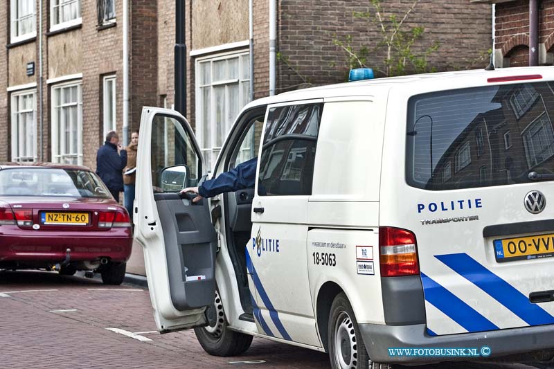 14032602.jpg - FOTOOPDRACHT:Dordrecht:26-03-2014:In een woning aan de Torenstraat is een stoffelijk overschot aangetroffen de politie en Forensisch Artsen Rotterdam Rijnmond heeft een uitgebreid onderzoek in gesteld naar de toedracht van het overlijden van het persoon.Deze digitale foto blijft eigendom van FOTOPERSBURO BUSINK. Wij hanteren de voorwaarden van het N.V.F. en N.V.J. Gebruik van deze foto impliceert dat u bekend bent  en akkoord gaat met deze voorwaarden bij publicatie.EB/ETIENNE BUSINK