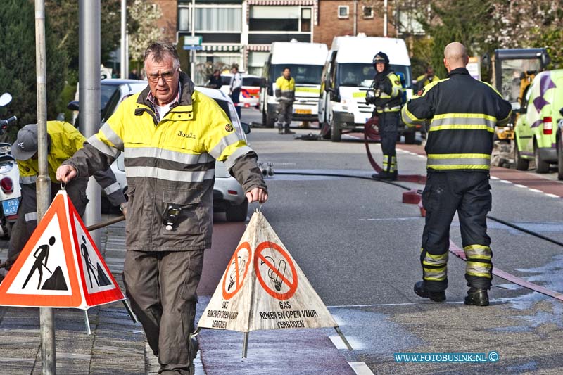 14032604.jpg - FOTOOPDRACHT:Hendrik-Ido-Ambacht:26-03-2014:Ambulance en Brandweer zijn met spoed naar Nibbelinkstraat in verband met een hogedruk gas leiding die tijdens werkzaamheden is lek geraakt. De straat en omgeving werden ruim afgezet, het verkeer word opgeleid. Er werd voor de veiligheid een waterscherm aangelegd door de brandweer. Het bedrijf Joulz wat verantwoordelijk is voor de gas leiding probeert het gas af te sluiten en gaat dan de hogedruk leiding proberen te maken, dit kan nog wel enkelen uren duren en voor overlast zorgen.Deze digitale foto blijft eigendom van FOTOPERSBURO BUSINK. Wij hanteren de voorwaarden van het N.V.F. en N.V.J. Gebruik van deze foto impliceert dat u bekend bent  en akkoord gaat met deze voorwaarden bij publicatie.EB/ETIENNE BUSINK