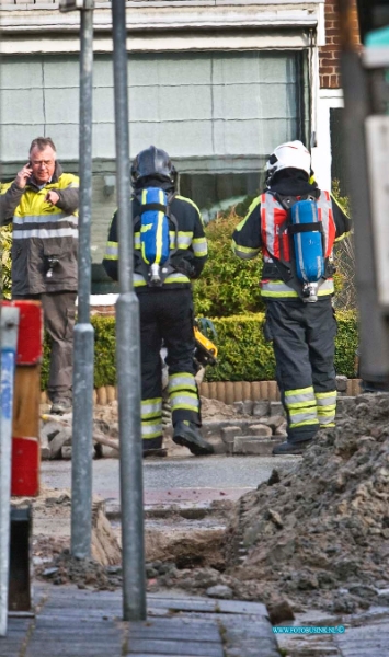 14032605.jpg - FOTOOPDRACHT:Hendrik-Ido-Ambacht:26-03-2014:Ambulance en Brandweer zijn met spoed naar Nibbelinkstraat in verband met een hogedruk gas leiding die tijdens werkzaamheden is lek geraakt. De straat en omgeving werden ruim afgezet, het verkeer word opgeleid. Er werd voor de veiligheid een waterscherm aangelegd door de brandweer. Het bedrijf Joulz wat verantwoordelijk is voor de gas leiding probeert het gas af te sluiten en gaat dan de hogedruk leiding proberen te maken, dit kan nog wel enkelen uren duren en voor overlast zorgen.Deze digitale foto blijft eigendom van FOTOPERSBURO BUSINK. Wij hanteren de voorwaarden van het N.V.F. en N.V.J. Gebruik van deze foto impliceert dat u bekend bent  en akkoord gaat met deze voorwaarden bij publicatie.EB/ETIENNE BUSINK