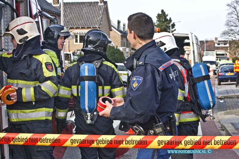 14032606.jpg - FOTOOPDRACHT:Hendrik-Ido-Ambacht:26-03-2014:Ambulance en Brandweer zijn met spoed naar Nibbelinkstraat in verband met een hogedruk gas leiding die tijdens werkzaamheden is lek geraakt. De straat en omgeving werden ruim afgezet, het verkeer word opgeleid. Er werd voor de veiligheid een waterscherm aangelegd door de brandweer. Het bedrijf Joulz wat verantwoordelijk is voor de gas leiding probeert het gas af te sluiten en gaat dan de hogedruk leiding proberen te maken, dit kan nog wel enkelen uren duren en voor overlast zorgen.Deze digitale foto blijft eigendom van FOTOPERSBURO BUSINK. Wij hanteren de voorwaarden van het N.V.F. en N.V.J. Gebruik van deze foto impliceert dat u bekend bent  en akkoord gaat met deze voorwaarden bij publicatie.EB/ETIENNE BUSINK