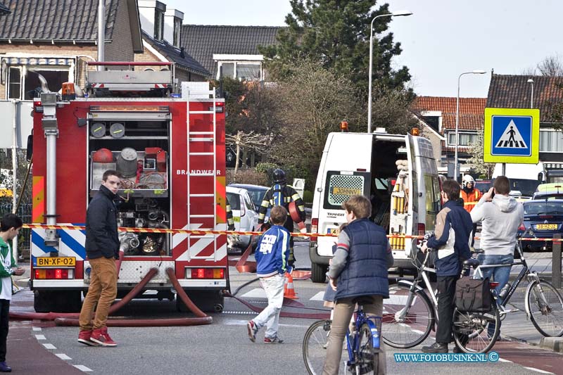 14032608.jpg - FOTOOPDRACHT:Hendrik-Ido-Ambacht:26-03-2014:Ambulance en Brandweer zijn met spoed naar Nibbelinkstraat in verband met een hogedruk gas leiding die tijdens werkzaamheden is lek geraakt. De straat en omgeving werden ruim afgezet, het verkeer word opgeleid. Er werd voor de veiligheid een waterscherm aangelegd door de brandweer. Het bedrijf Joulz wat verantwoordelijk is voor de gas leiding probeert het gas af te sluiten en gaat dan de hogedruk leiding proberen te maken, dit kan nog wel enkelen uren duren en voor overlast zorgen.Deze digitale foto blijft eigendom van FOTOPERSBURO BUSINK. Wij hanteren de voorwaarden van het N.V.F. en N.V.J. Gebruik van deze foto impliceert dat u bekend bent  en akkoord gaat met deze voorwaarden bij publicatie.EB/ETIENNE BUSINK