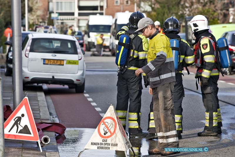 14032609.jpg - FOTOOPDRACHT:Hendrik-Ido-Ambacht:26-03-2014:Ambulance en Brandweer zijn met spoed naar Nibbelinkstraat in verband met een hogedruk gas leiding die tijdens werkzaamheden is lek geraakt. De straat en omgeving werden ruim afgezet, het verkeer word opgeleid. Er werd voor de veiligheid een waterscherm aangelegd door de brandweer. Het bedrijf Joulz wat verantwoordelijk is voor de gas leiding probeert het gas af te sluiten en gaat dan de hogedruk leiding proberen te maken, dit kan nog wel enkelen uren duren en voor overlast zorgen.Deze digitale foto blijft eigendom van FOTOPERSBURO BUSINK. Wij hanteren de voorwaarden van het N.V.F. en N.V.J. Gebruik van deze foto impliceert dat u bekend bent  en akkoord gaat met deze voorwaarden bij publicatie.EB/ETIENNE BUSINK