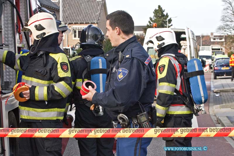 14032610.jpg - FOTOOPDRACHT:Hendrik-Ido-Ambacht:26-03-2014:Ambulance en Brandweer zijn met spoed naar Nibbelinkstraat in verband met een hogedruk gas leiding die tijdens werkzaamheden is lek geraakt. De straat en omgeving werden ruim afgezet, het verkeer word opgeleid. Er werd voor de veiligheid een waterscherm aangelegd door de brandweer. Het bedrijf Joulz wat verantwoordelijk is voor de gas leiding probeert het gas af te sluiten en gaat dan de hogedruk leiding proberen te maken, dit kan nog wel enkelen uren duren en voor overlast zorgen.Deze digitale foto blijft eigendom van FOTOPERSBURO BUSINK. Wij hanteren de voorwaarden van het N.V.F. en N.V.J. Gebruik van deze foto impliceert dat u bekend bent  en akkoord gaat met deze voorwaarden bij publicatie.EB/ETIENNE BUSINK