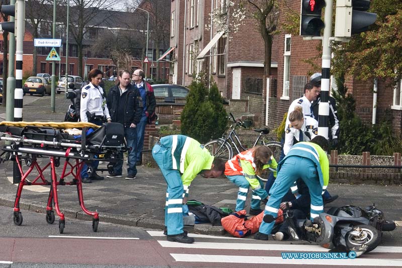 14032802.jpg - FOTOOPDRACHT:Dordrecht:28-03-2014:Bij een ongeval tussen een auto en een snorscooter is een persoon gewond geraakt op de hoek Brouwersdijk-Krispijnseweg, het ambulance team heeft het slachtoffer vervoert naar het ziekenhuis. De politie stelt een ondezoek in naar de toedracht van dit ongeval.Deze digitale foto blijft eigendom van FOTOPERSBURO BUSINK. Wij hanteren de voorwaarden van het N.V.F. en N.V.J. Gebruik van deze foto impliceert dat u bekend bent  en akkoord gaat met deze voorwaarden bij publicatie.EB/ETIENNE BUSINK