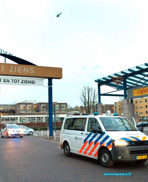 14032806.jpg - FOTOOPDRACHT:Dordrecht:28-03-2014:In de Cafetaria/Café aan het van Oldenbarneveltplein is vanavond een tijdens een ruzie een zwaar gewonde gevallen, hij werd diverse keren gestoken. Diverse Ambulance en een traumateam proberen het slachtoffer te stabiliseren en met spoed naar het ziekenhuis te brengen. de politie stelt een onderzoek in naar de toedracht rond om het Café/Cafetaria werd de boel afgezet voor onderzoek door de Politie.Deze digitale foto blijft eigendom van FOTOPERSBURO BUSINK. Wij hanteren de voorwaarden van het N.V.F. en N.V.J. Gebruik van deze foto impliceert dat u bekend bent  en akkoord gaat met deze voorwaarden bij publicatie.EB/ETIENNE BUSINK