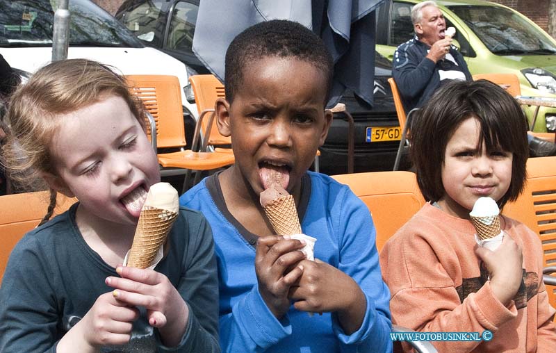 14033101.jpg - FOTOOPDRACHT:Dordrecht:31-03-2014:Bij IJssalon La Venezia aan de Vest eten de kinderen van school Vest een lekker ijsje met dit mooie weer. Deze digitale foto blijft eigendom van FOTOPERSBURO BUSINK. Wij hanteren de voorwaarden van het N.V.F. en N.V.J. Gebruik van deze foto impliceert dat u bekend bent  en akkoord gaat met deze voorwaarden bij publicatie.EB/ETIENNE BUSINK