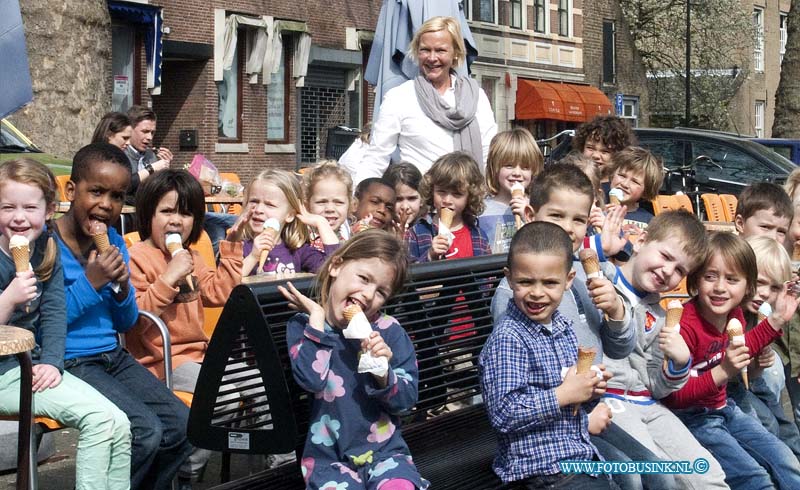 14033102.jpg - FOTOOPDRACHT:Dordrecht:31-03-2014:Bij IJssalon La Venezia aan de Vest eten de kinderen van school Vest een lekker ijsje met dit mooie weer. Deze digitale foto blijft eigendom van FOTOPERSBURO BUSINK. Wij hanteren de voorwaarden van het N.V.F. en N.V.J. Gebruik van deze foto impliceert dat u bekend bent  en akkoord gaat met deze voorwaarden bij publicatie.EB/ETIENNE BUSINK