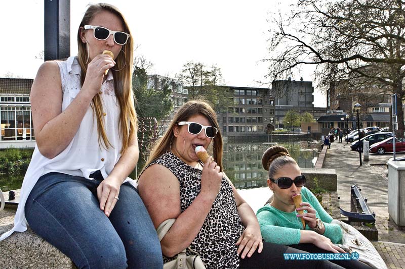 14033104.jpg - FOTOOPDRACHT:Dordrecht:31-03-2014:Lekker in zon slenteren en ijsje eten met dit mooie weer op de Vriesestraat Lesley en Anouk en Carissa eten lekker ijsje met dit mooie weer.Deze digitale foto blijft eigendom van FOTOPERSBURO BUSINK. Wij hanteren de voorwaarden van het N.V.F. en N.V.J. Gebruik van deze foto impliceert dat u bekend bent  en akkoord gaat met deze voorwaarden bij publicatie.EB/ETIENNE BUSINK