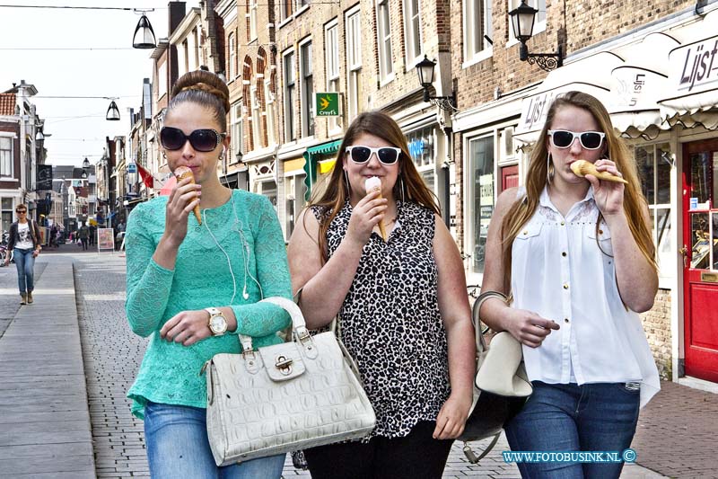 14033105.jpg - FOTOOPDRACHT:Dordrecht:31-03-2014:Lekker in zon slenteren en ijsje eten met dit mooie weer op de Vriesestraat Lesley en Anouk en Carissa eten lekker ijsje met dit mooie weer.Deze digitale foto blijft eigendom van FOTOPERSBURO BUSINK. Wij hanteren de voorwaarden van het N.V.F. en N.V.J. Gebruik van deze foto impliceert dat u bekend bent  en akkoord gaat met deze voorwaarden bij publicatie.EB/ETIENNE BUSINK