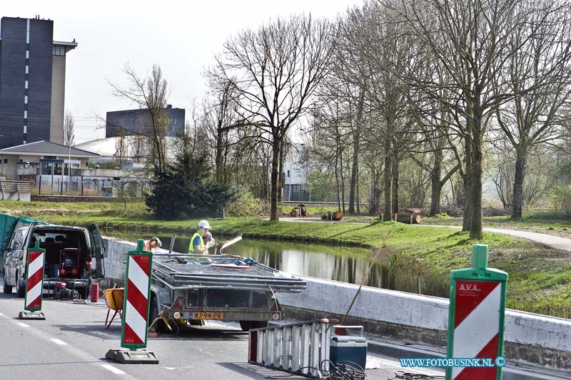 14033107.jpg - FOTOOPDRACHT:Dordrecht:31-03-2014:Na jaren lange strijd over wie schuld heeft aan het hoofdpijn dossier van de tunnel (blauwe tunnel) de opdrachtgever (de gemeente Dordrecht) op de Aanemmer gaat men nu eindelijk beginnen met het opknappen van de blauwe tunnel onder het spoor op de Laan der Verenigde Naties.Deze digitale foto blijft eigendom van FOTOPERSBURO BUSINK. Wij hanteren de voorwaarden van het N.V.F. en N.V.J. Gebruik van deze foto impliceert dat u bekend bent  en akkoord gaat met deze voorwaarden bij publicatie.EB/ETIENNE BUSINK