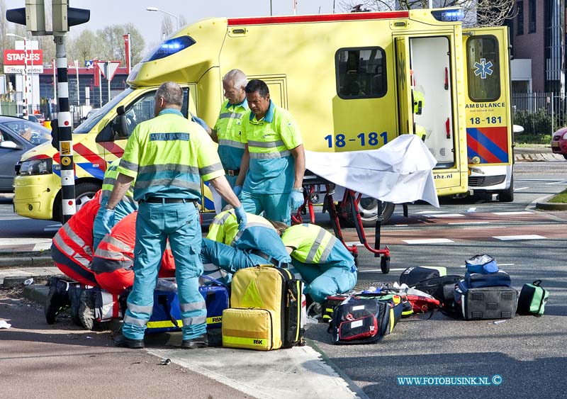 14040101.jpg - Dordrecht;01-04-2014; bij een aanrijding met een fietser en en aanhangwagen is de fietser overleden.het tauma team en 3 ambulance proberen het slachtoffer nog te reanieren de politie heeft de kruising van de rijkstraatwg en de kamerling onnesweg lange tijd in de spits afgesloten voortechnische ondezoek naar het ongeval.